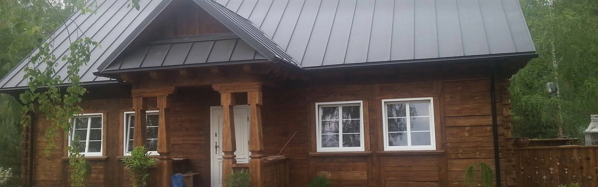 drewniana chata z białymi oknami